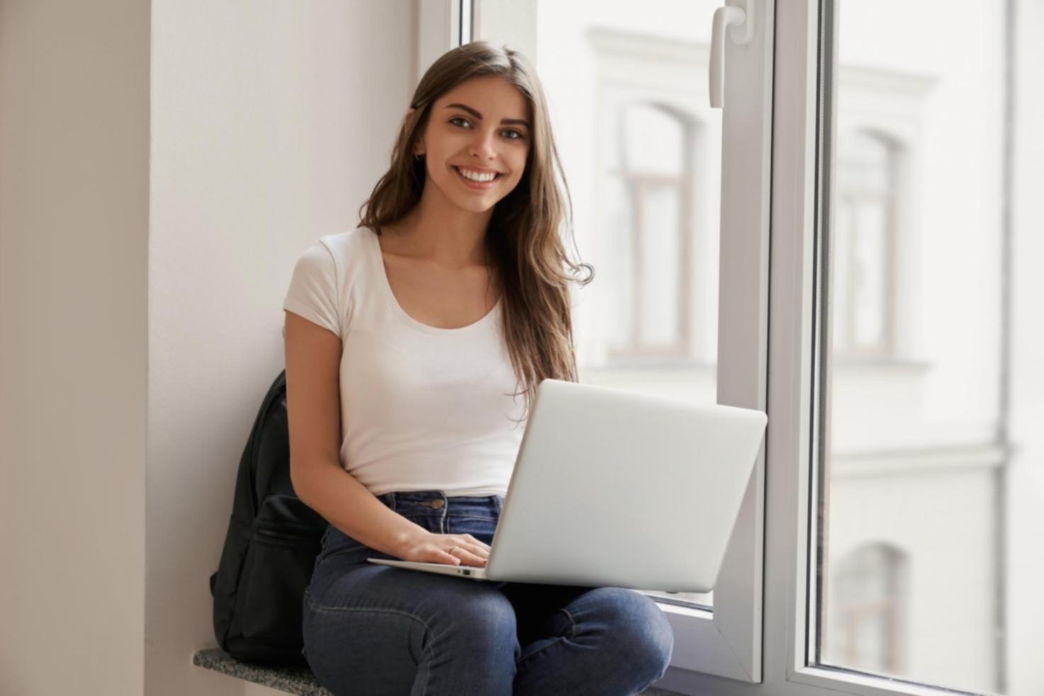 Bureau moderne avec espace de travail collaboratif